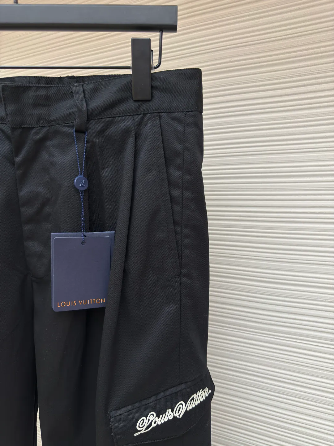 LOUIS VUITTON wool embroidered trousers ●Authentic product: purchased and developed by 10036 ●Item number: 1680059-B05 ●Fabric: wool fabric ●Technology: embroidery production ●Version: fitted version ●Weight: about 505 grams ●Size: 46-48-50-52 ●Description: Exclusive custom-woven twill fabric 30% wool blended trousers are more drapey Bag cover logo brand embroidery Customized emblem woven label, overall trousers workmanship, trousers pleats and perm marks are perfectly restored in three dimensions. The overall wiring is straight and delicate, the fabric is comfortable and soft, and the color is consistent without color difference. It can be matched with the same style to create a fashionable look and control various occasions. Customized accessories, complete with three standards, same style for men and women!